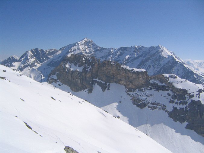 Photo 027.jpg - Le Mont Pourri et l'Aliet juste devant, d'o est parti une grosse avalanche de corniche  l'ombre  10h... Inquitant...